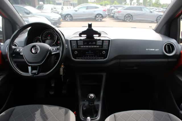 Volkswagen Up! (2017) thumbnail 2