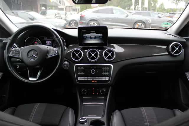 Mercedes-Benz GLA (2018) thumbnail 2