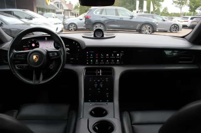 Porsche Taycan (2023) thumbnail 3