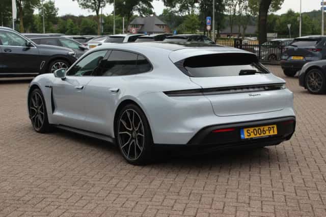 Porsche Taycan (2023) thumbnail 4