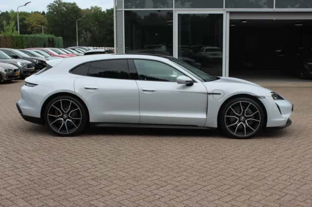 Porsche Taycan (2023) thumbnail 6