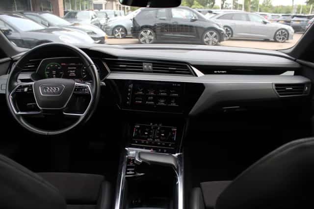 Audi e-tron (2019) thumbnail 3