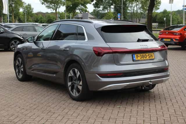 Audi e-tron (2019) thumbnail 4