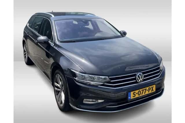Volkswagen Passat (2022) thumbnail 3