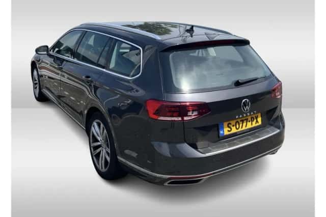 Volkswagen Passat (2022) thumbnail 4