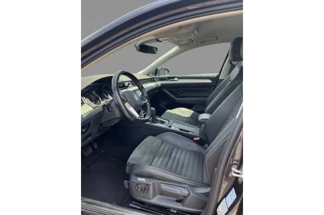 Volkswagen Passat (2022) thumbnail 5