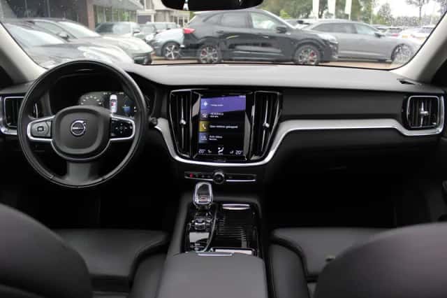 Volvo V60 (2022) thumbnail 2