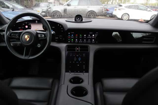 Porsche Taycan (2020) thumbnail 3