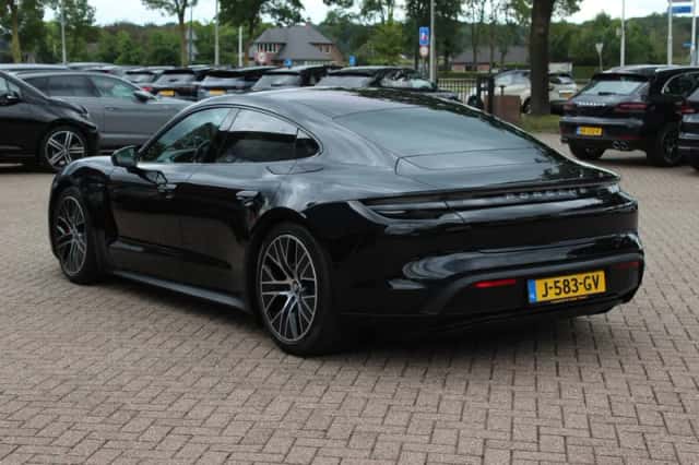 Porsche Taycan (2020) thumbnail 4