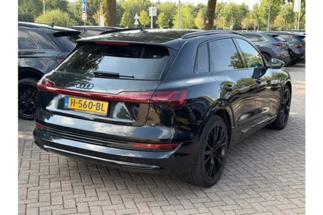 Audi e-tron (2019) thumbnail 4