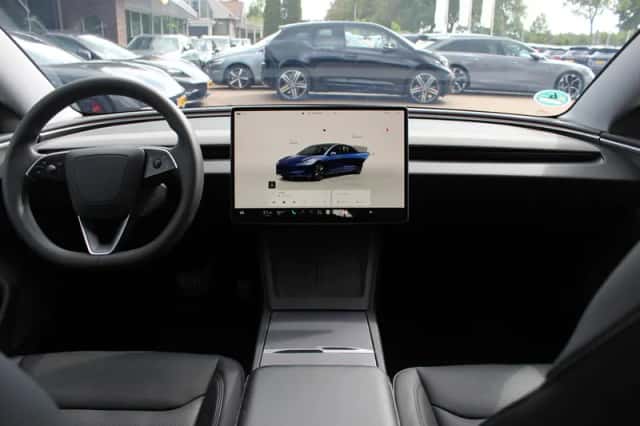 Tesla Model 3 (2024) thumbnail 2