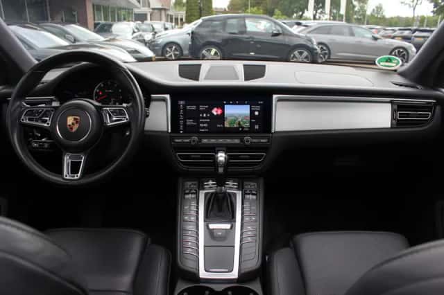 Porsche Macan (2020) thumbnail 2