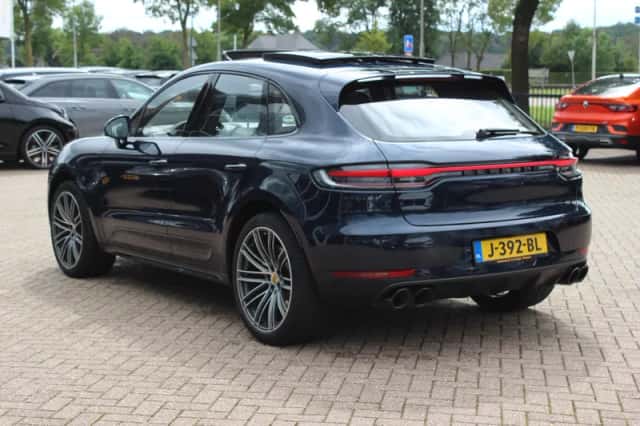 Porsche Macan (2020) thumbnail 3