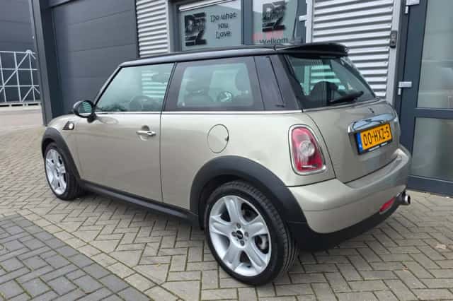 MINI Cooper (2009) thumbnail 3