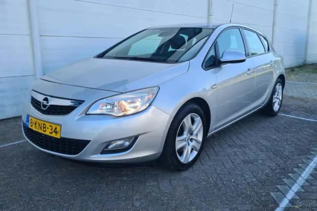 Opel Astra (2011) thumbnail 1