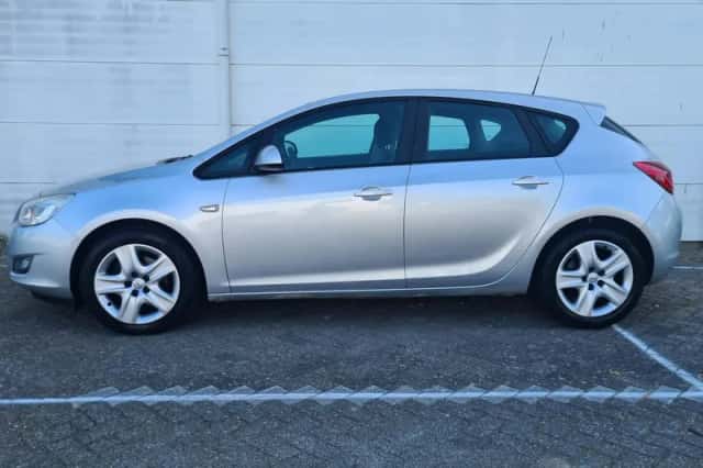 Opel Astra (2011) thumbnail 2
