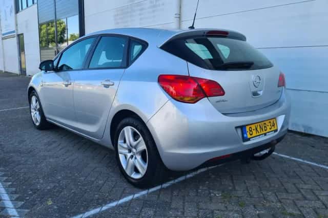 Opel Astra (2011) thumbnail 3