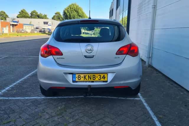 Opel Astra (2011) thumbnail 4