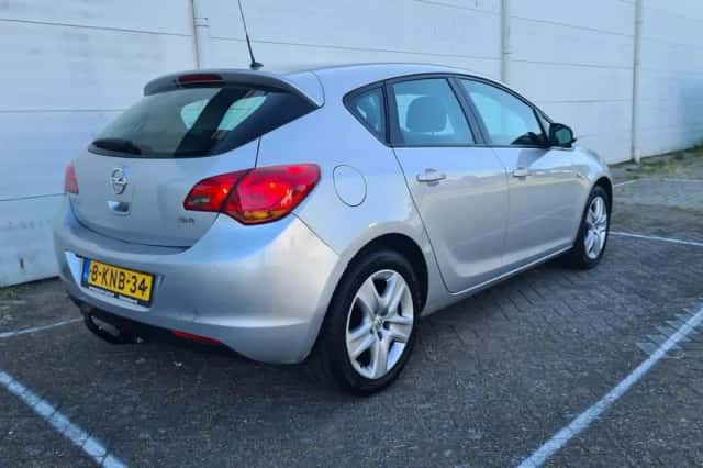 Opel Astra (2011) thumbnail 5