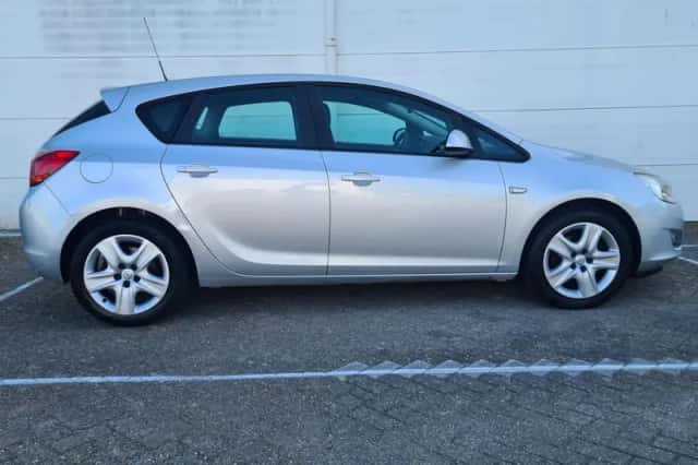 Opel Astra (2011) thumbnail 6