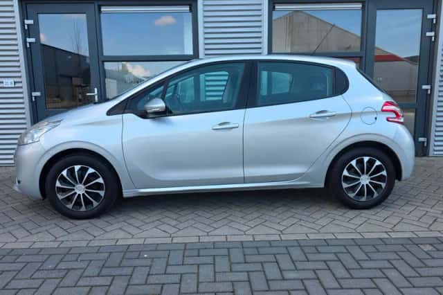 Peugeot 208 (2013) thumbnail 2