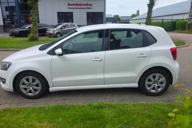 Volkswagen Polo (2011) thumbnail 2