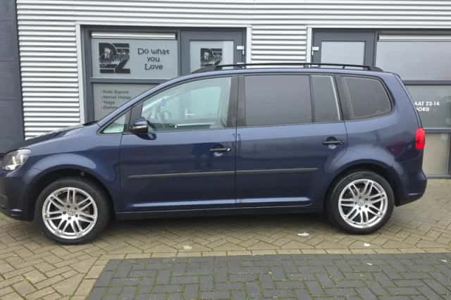 Volkswagen Touran (2011) thumbnail 2
