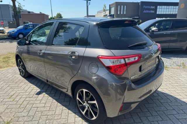 Toyota Yaris (2019) thumbnail 3