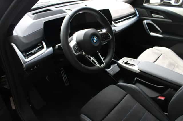BMW iX1 (2026) thumbnail 2