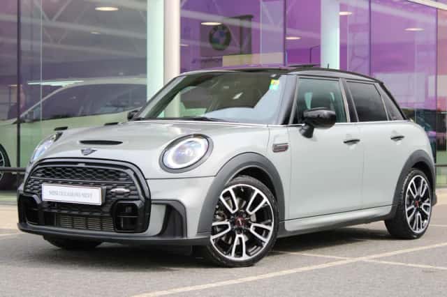 MINI Hatchback (2022) thumbnail 2