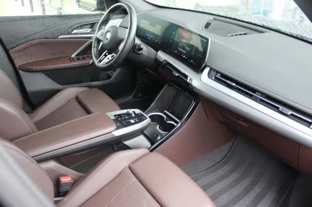 BMW iX1 (2024) thumbnail 2