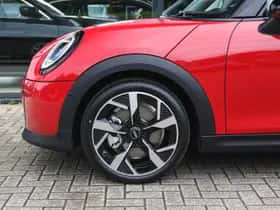 MINI Hatchback (2024) thumbnail 4