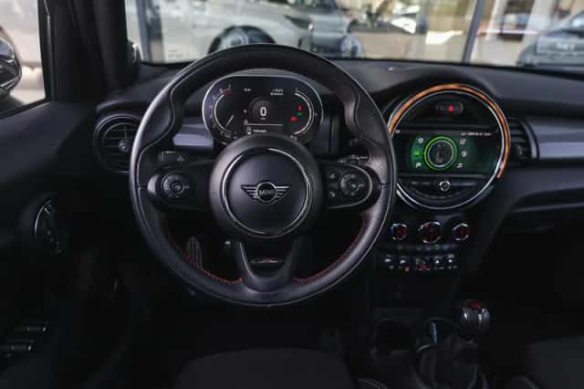MINI Hatchback (2021) thumbnail 3