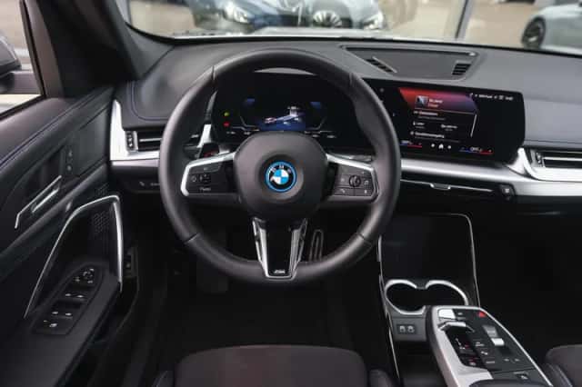 BMW iX1 (2025) thumbnail 3