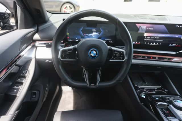 BMW i5 (2024) thumbnail 3