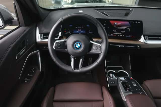 BMW iX1 (2024) thumbnail 3
