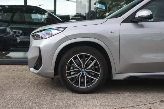 BMW iX1 (2024) thumbnail 4