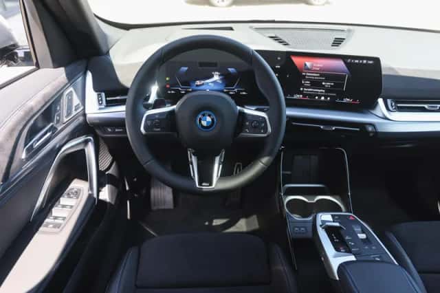 BMW iX1 (2026) thumbnail 3