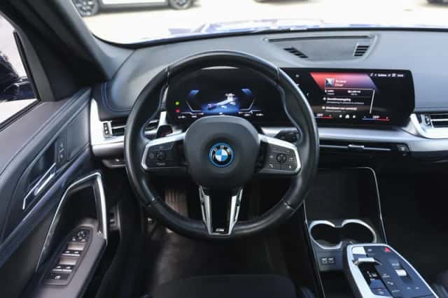 BMW iX1 (2023) thumbnail 3