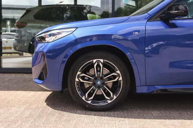 BMW iX1 (2023) thumbnail 4