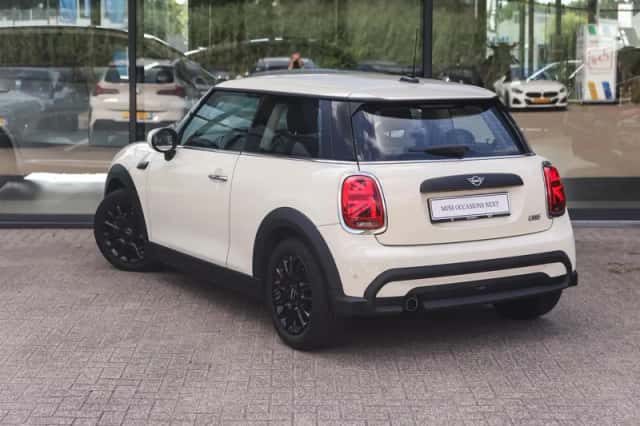 MINI Hatchback (2022) thumbnail 2