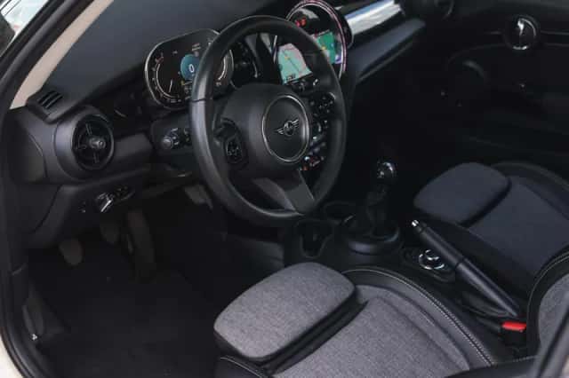 MINI Hatchback (2022) thumbnail 3