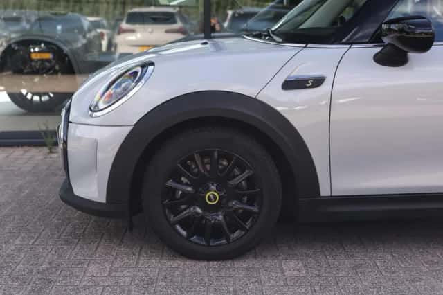 MINI Electric (2022) thumbnail 4