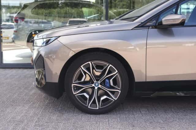 BMW iX (2022) thumbnail 4
