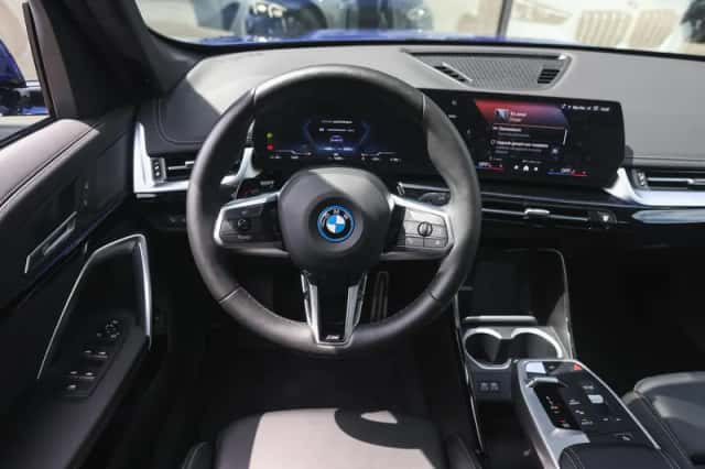 BMW iX1 (2025) thumbnail 4