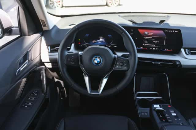 BMW iX1 (2025) thumbnail 3