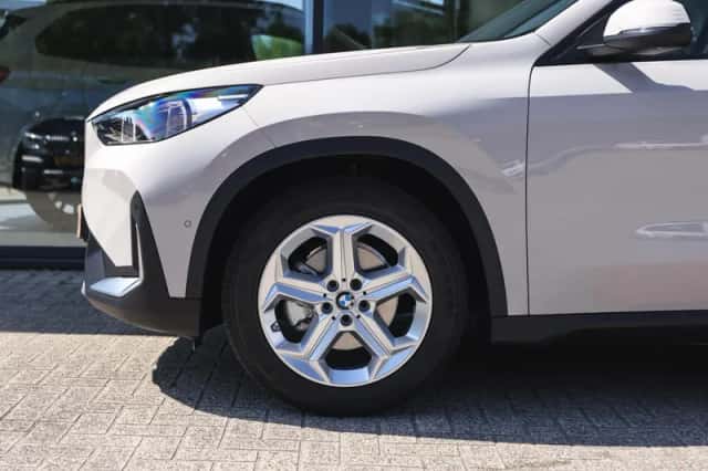 BMW iX1 (2025) thumbnail 4