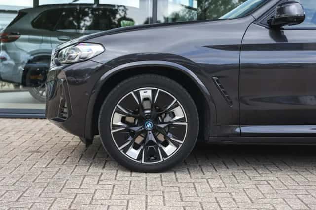 BMW iX3 (2022) thumbnail 5