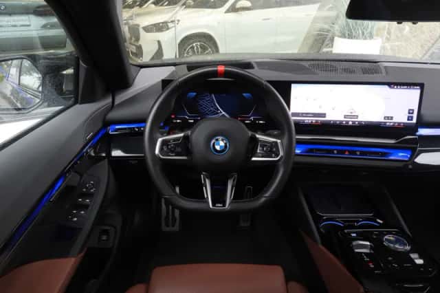 BMW i5 (2024) thumbnail 2