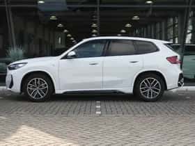 BMW iX1 (2023) thumbnail 6